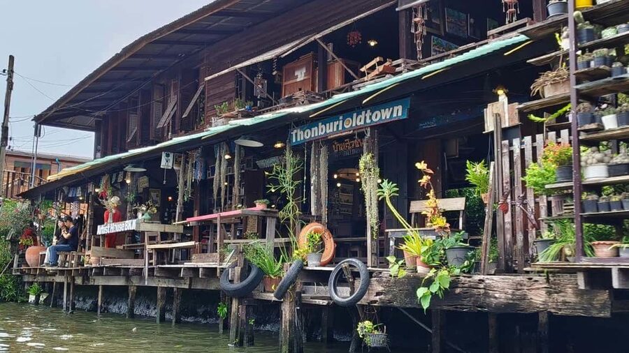 1 Hr Private Bangkok Canal Boat Tour: Traditional Flat Boat - Fish Feeding and the Driver’s Role