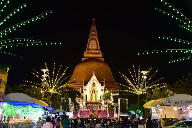 2-hour Bangkok Old City Night CHOB TUK TUK + Talat Noi Street Art - Stop 3: Sao Chingcha Giant Swing, City Hall, and Wat Suthat in 5 minutes