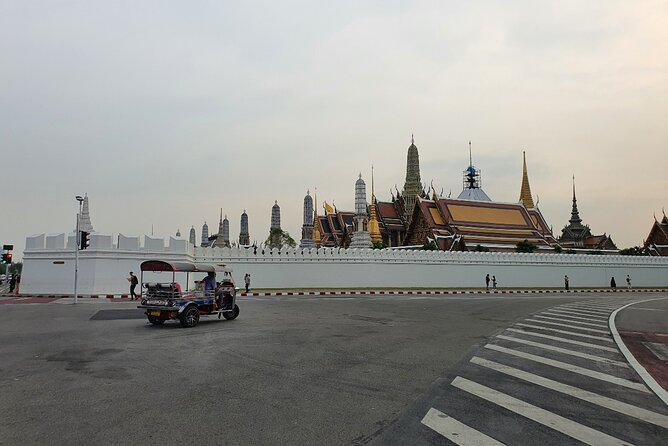 2 Hour Electric Tuk Tuk Cultural Tour of Bangkok - Democracy Monument Stop: Bangkok’s Political Crossroads, Brief and Focused