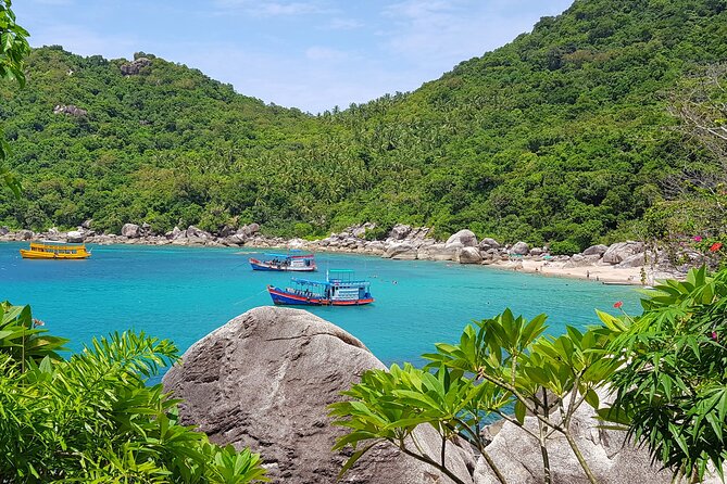 5 Islands Full-Day Tour Around Koh Tao and Koh Nangyuan - Gear, life jackets, and the included underwater photos that save your memory