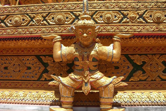 Amazing 3 Temples - Manisii Maha Tat Temple: the black Por Than Klai statue and a real blessing moment