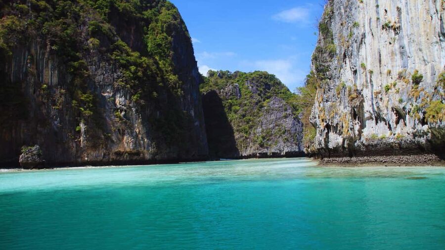 Ao Nang: Phi Phi Islands Speedboat or Catamaran Tour One day - The island-hopping rhythm: what the day feels like