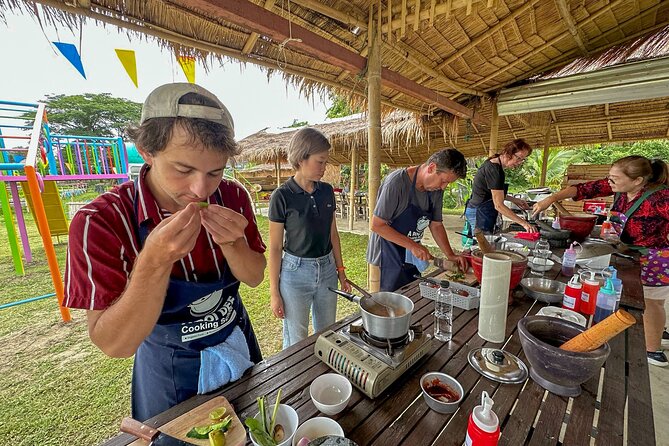 Aroidee’s Farm-Fresh Thai Cooking Experience - Your morning start: Wat Suan Dok to the organic kitchen