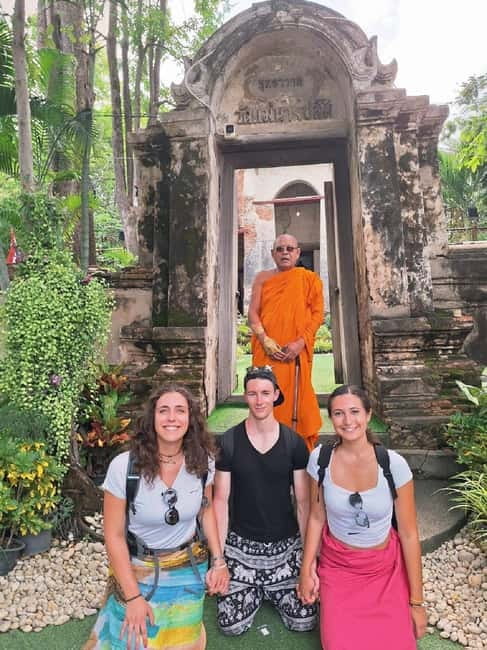Ayutthaya: Colorful Slow Life Bicycle Tour with local guide. - Meeting at Wat Lokayasutha and Getting Rolling With Less Hassle