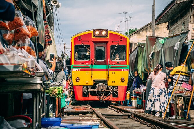 Ayutthaya, Maeklong Railway, Damnoen Saduak Floating Market - Mae Klong Railway Market: the moment you cannot miss