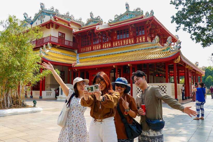 Ayutthaya One Day: Famous Temples & Bang Pa-In Palace Tour - Wat Maha That, the tree-root Buddha moment