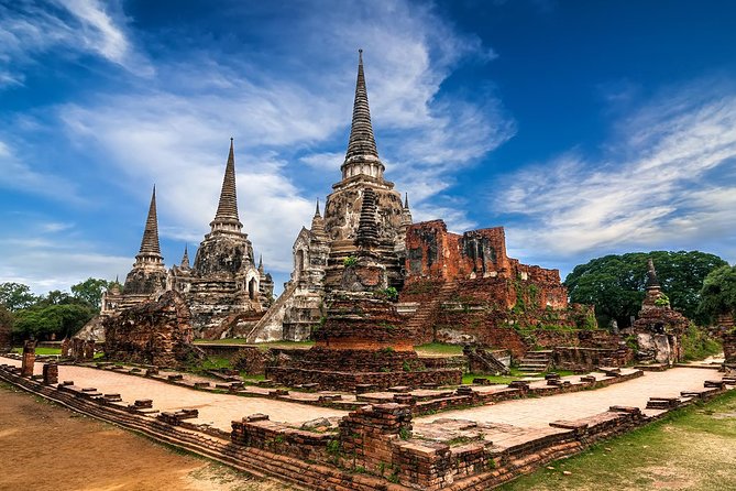 Ayutthaya Sunset Tour: Iconic Temples & Scenic River Boat Ride - Chao Phrom Market: a local snack-and-shopping break