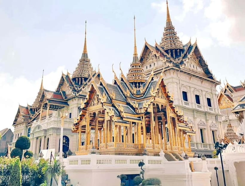 Bangkok: 2 Hours Grand Palace & Wat Pho Private Tour - Wat Arun viewpoint near Wat Pho: the white pagoda moment