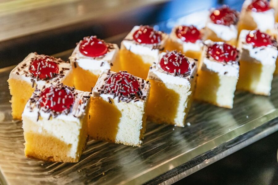 Bangkok: Alangka Luxury Buffet Dinner Cruise With Live Music - River Views: Why This Route Beats a Land-Based Dinner