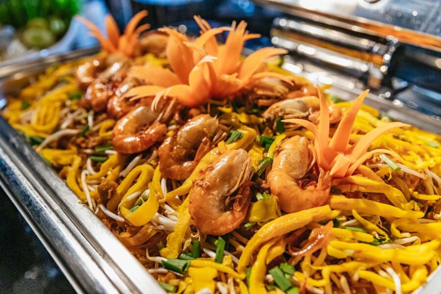 Bangkok: Alangka Luxury Buffet Dinner Cruise With Live Music - The Buffet Spread: Thai Favorites, Seafood, and International Comfort Food
