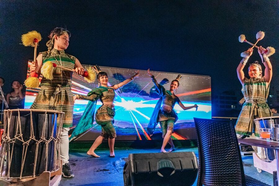 Bangkok: Alangka Luxury Buffet Dinner Cruise With Live Music - Timing Tips That Make the Buffet Less Chaotic