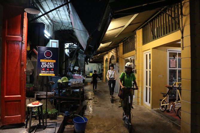 Bangkok at Night by Electric Scooter - Wat Pho at Night: Temple Walk Plus Context