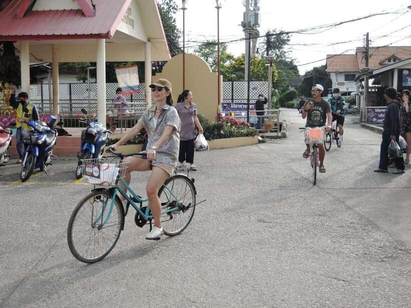 Bangkok: Bang Kachao Green Lung Bike Tour - Wat Bangna Nok meeting point, ferry crossing, and first pedal strokes