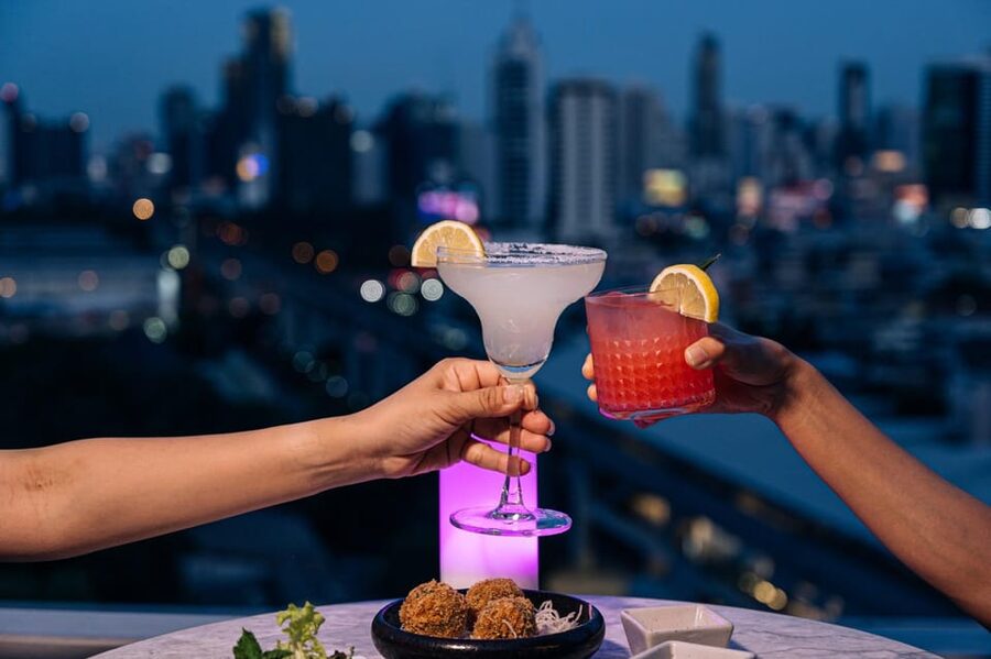 Bangkok: Barracuda Rooftop Bar Akara Hotel - Getting there and timing your 90 minutes on the rooftop