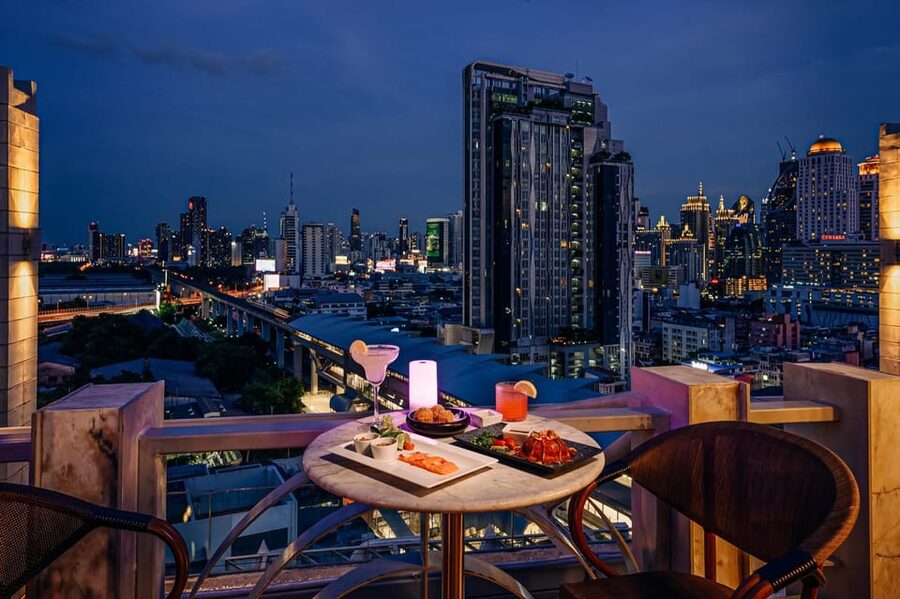 Bangkok: Barracuda Rooftop Bar Akara Hotel - Cocktails and included drinks: how to make the most of the mixology