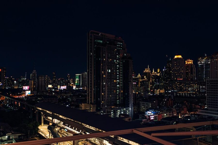 Bangkok: Barracuda Rooftop Bar Akara Hotel - Service and rooftop atmosphere: chic vibe with mixed reviews
