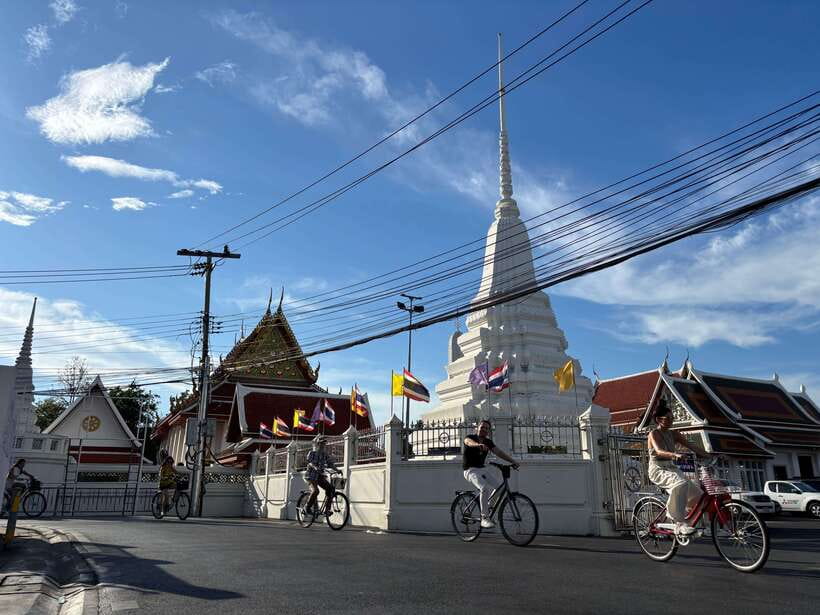 Bangkok: Bike, Boat & Food Tour in Thonburi - Bangkok Yai longtail boat cruise for one hour on canal life