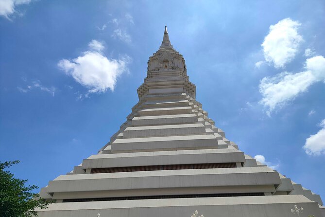 Bangkok Canal Tour: Chaophraya River and Wat Arun - Stop 1: Wat Paknam Phasi Charoen and its five-floor pagoda magic