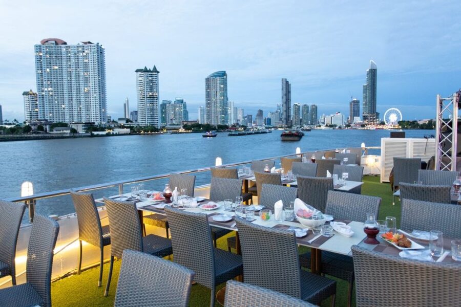 Bangkok: Chao Phraya Alangka Cruise at Icon Siam - The Dinner Part: International Buffet Plus a View That Changes Every Course