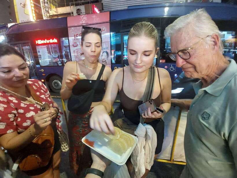 Bangkok: Chinatown Food Tour with Michelin Food Stalls - Entering the Temple-Start in Wat Mangkon Kamalawat (Wat Leng Noei Yi)
