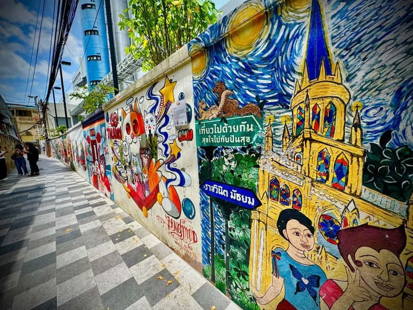Bangkok: Chinatown & Taladnoi Street Art Guided Walking Tour - Tian Fah Foundation Hospital and Wat Traimit’s Golden Buddha story