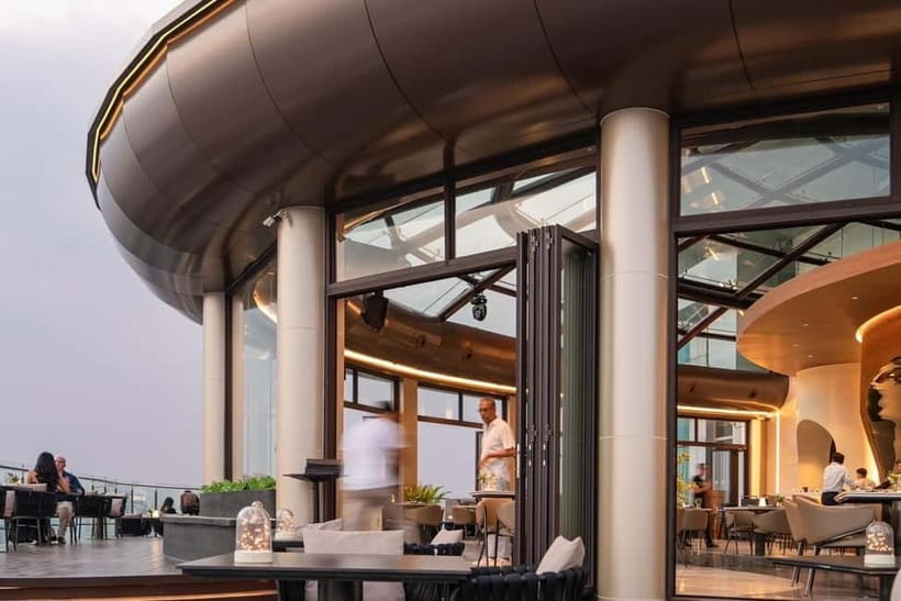 Bangkok: Cielo Sky Bar & Restaurant Rooftop - Atmosphere and service: what the reviews emphasize