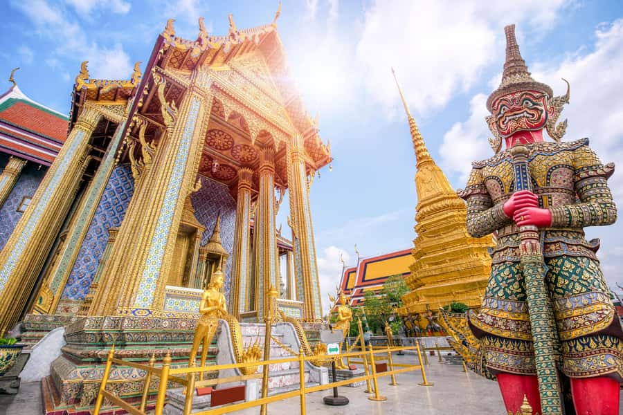 Bangkok: City Highlights Temple and Market Walking Tour - Stop 1: Emerald Buddha Temple (Wat Phra Kaew) and the Grand Palace link