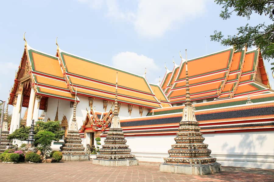 Bangkok: City Highlights Temple and Market Walking Tour - Market time: amulets and Tha Tian food stalls without turning it into a shopping trap