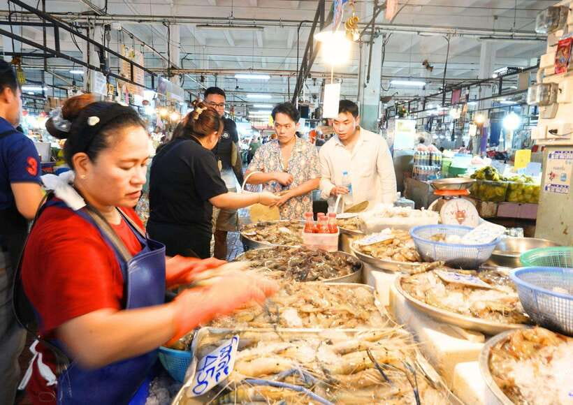 Bangkok: Cooking Class + Tuk Tuk Ride + Market Tour - Meeting at Arun Thai Cooking School and starting with a shared tuk tuk