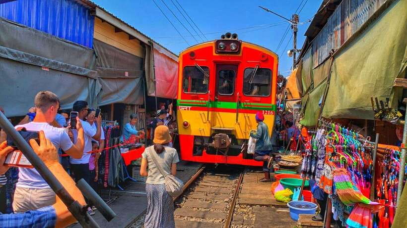 Bangkok: Damnoen Saduak and Mae Klong Train Markets - Mae Klong Railway Market, the stalls that move with the train