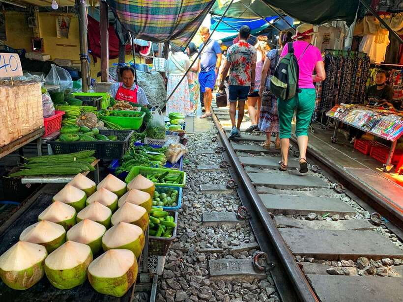 Bangkok: Damnoen Saduak and Mae Klong Train Markets - What you get for about $22, and how to judge the value