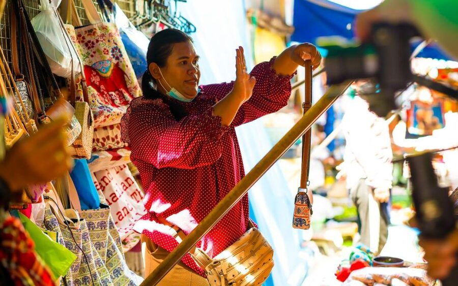 Bangkok: Damnoen Saduak and Train Market with Boat Ride - The Second Stop: Lao Tuk Luck Photo Stop and a Change of Pace