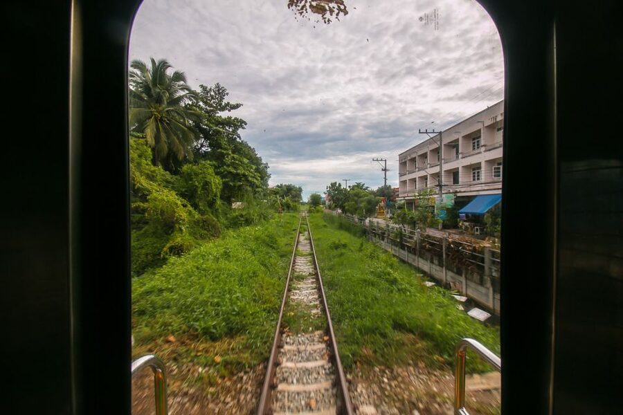 Bangkok: Damnoen Saduak Market and Maeklong Railway Market - Switching worlds: from trackside seafood to canal life