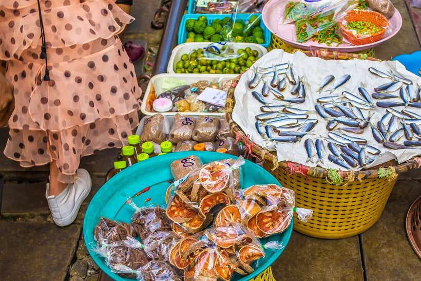 Bangkok: Damnoen Saduak Market and Maeklong Railway Market - Damnoen Saduak Floating Market: paddleboat arrival and plenty of free roaming