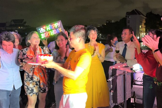 Bangkok Dinner Cruise with Intl Buffet, Live Music & Hotel Pickup - The included buffet: seafood, Thai and international comfort food, and how to pace it