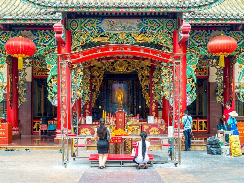 Bangkok: Discover a Taste of Chinatown – 2 Hr Walking Tour - Temple moments in the middle of the food walk