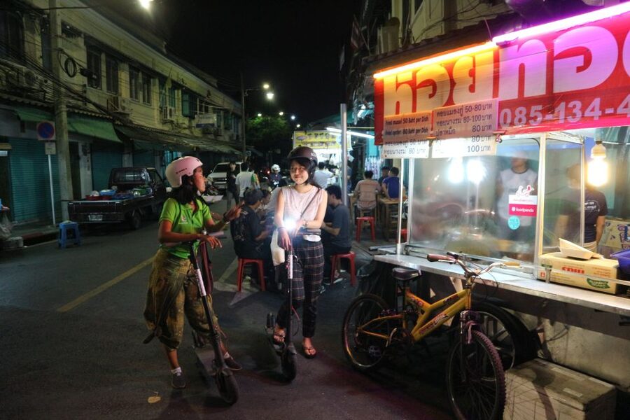 Bangkok: E-Scooter Night Tour with Local Street Food - Wat Suthat and the Giant Swing, plus riverside photo time