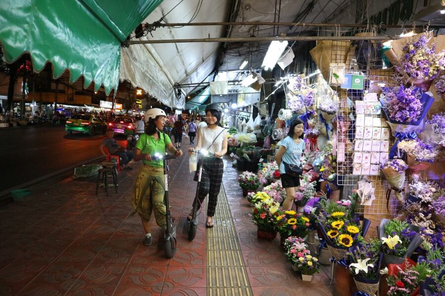Bangkok: E-Scooter Night Tour with Local Street Food - Pak Khlong Talat flower market: the 24-hour stop that smells like Bangkok