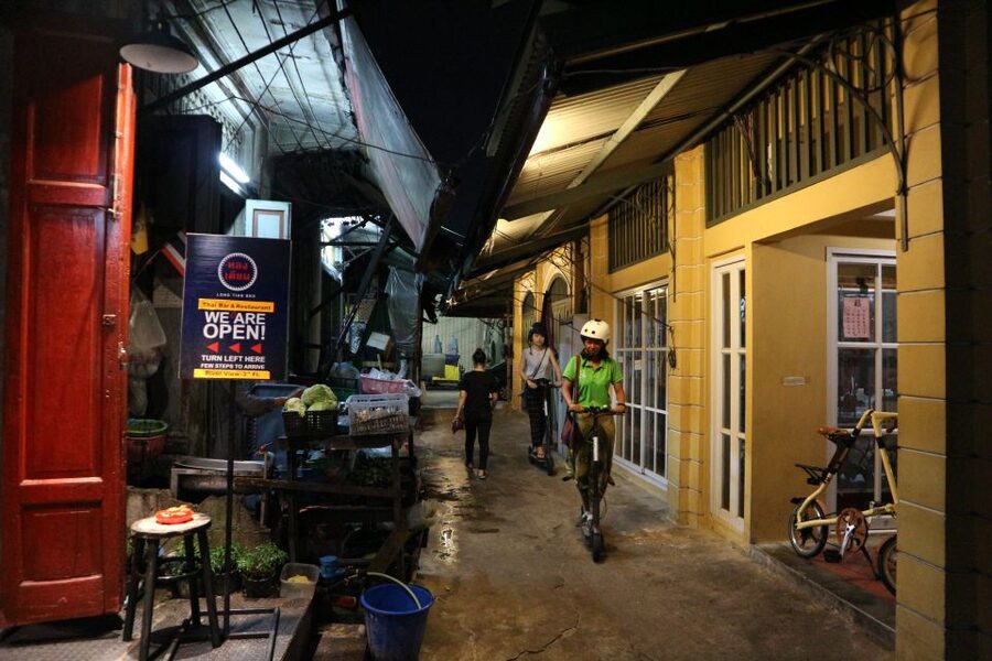 Bangkok: E-Scooter Night Tour with Local Street Food - Wat Prayoon and winding back streets: the final temple glow