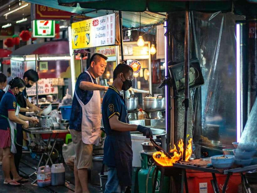 Bangkok: Evening Tour with Wat Arun, Wat Pho & Tuk Tuk Ride - Tuk-tuk to Yaowarat: the short ride that changes the whole mood