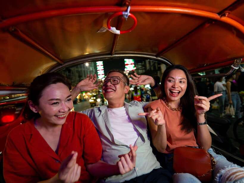 Bangkok: Evening Tour with Wat Arun, Wat Pho & Tuk Tuk Ride - Starting at Tha Tian Pier and the Maha Rat Road warmup
