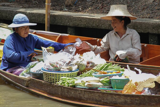 Bangkok: Floating Market and Train Tour with Guide in Spanish and English - FAQ
