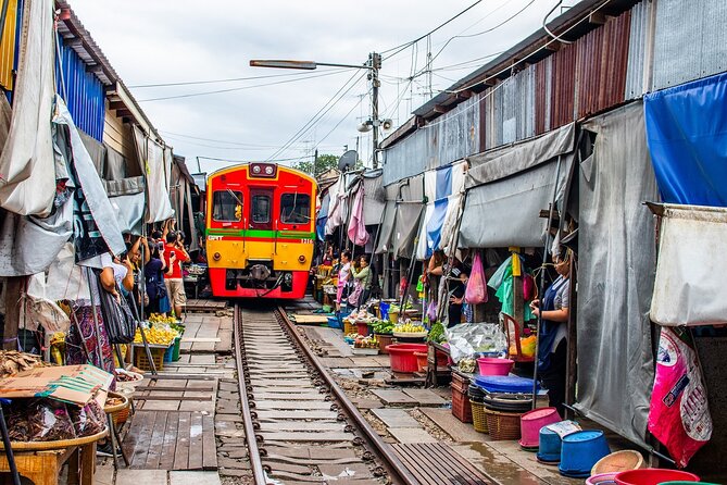Bangkok: Floating Market and Train Tour with Guide in Spanish and English - Hoop Rom Market in action: what to watch and how to photograph it
