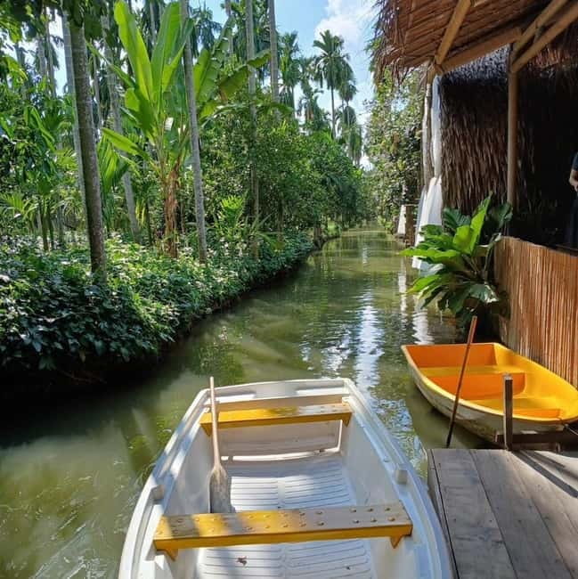 Bangkok: Floating Market, Phra Pathom Pagoda & Cafes Tour - The guides and drivers: why the small details matter