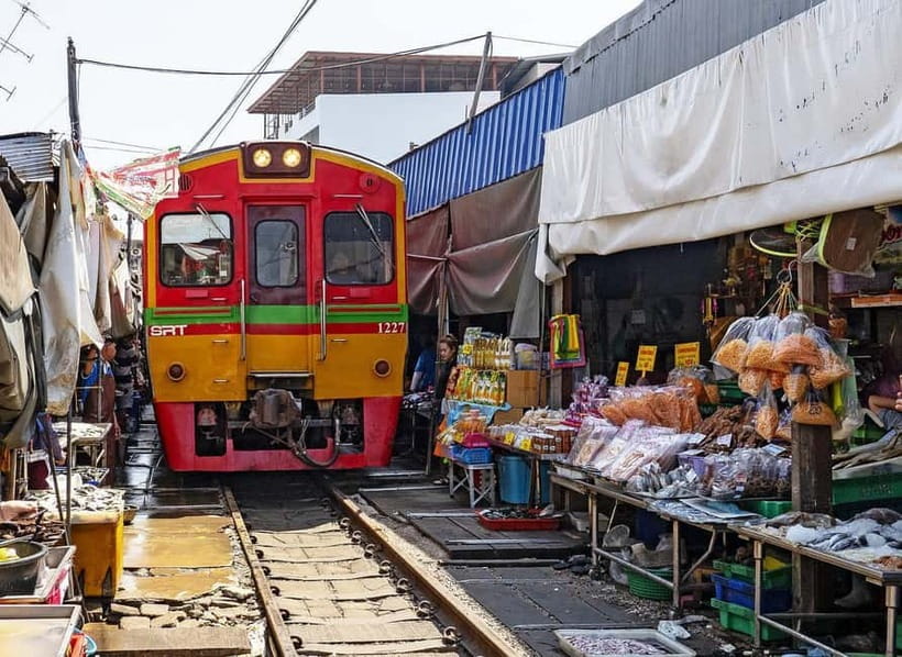 Bangkok: Floating Market & Railway Market with Hotel Pick Up - Maeklong Railway Market: watching umbrellas disappear