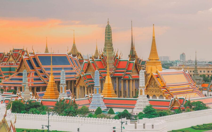 Bangkok: Grand Palace and Emerald Buddha Half-Day Tour - Wat Phra Kaew and the Emerald Buddha: The Main Event