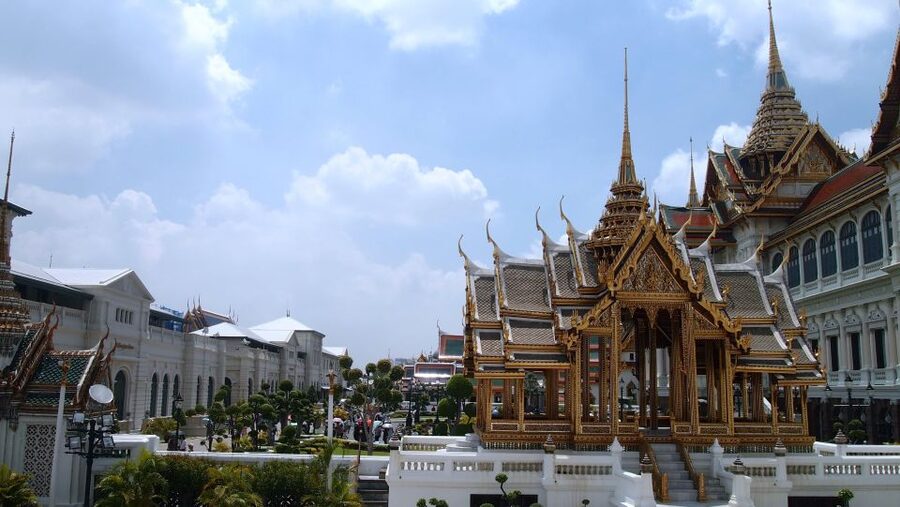 Bangkok: Grand palace and Iconic temple Half-Day Private - Local transport between temples, and why it matters