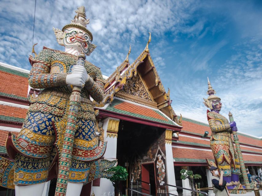 Bangkok: Grand Palace and Wat Arun Guided Walking Tour - Tuk tuk to Tha Tian, then the ferry to Wat Arun