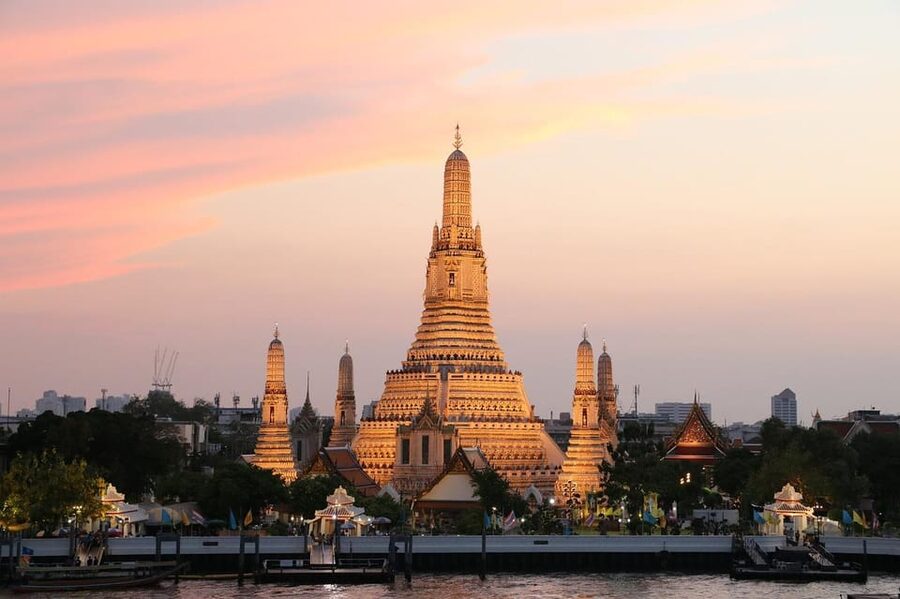 Bangkok: Grand Palace, Wat Pho & Wat Arun Tour in Italian - Wat Arun: The Temple of Dawn and its three-tier silhouette