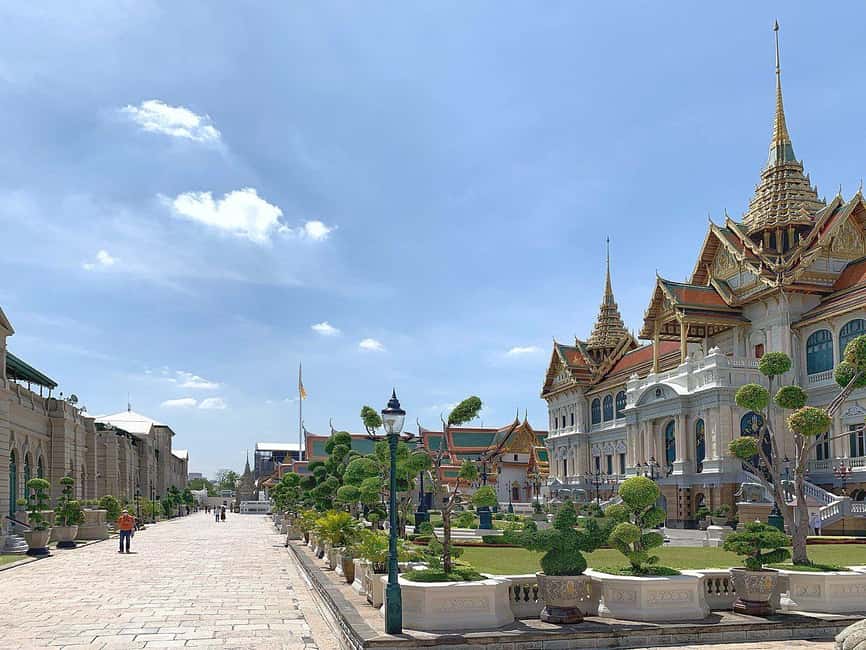 Bangkok: Grand Palace, Wat Pho & Wat Arun Tour in Italian - Where To Meet at BTS Saphan Taksin (and spot your guide fast)